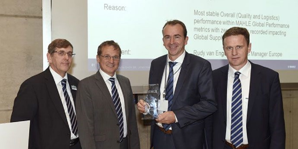 From left to right: Mark Richardson and Wilhelm Emperhoff from MAHLE Filtration and Engine Peripherals, Rudy Van Engen, DuPont Performance Polymer who receives the award and Johann Meier from MAHLE.