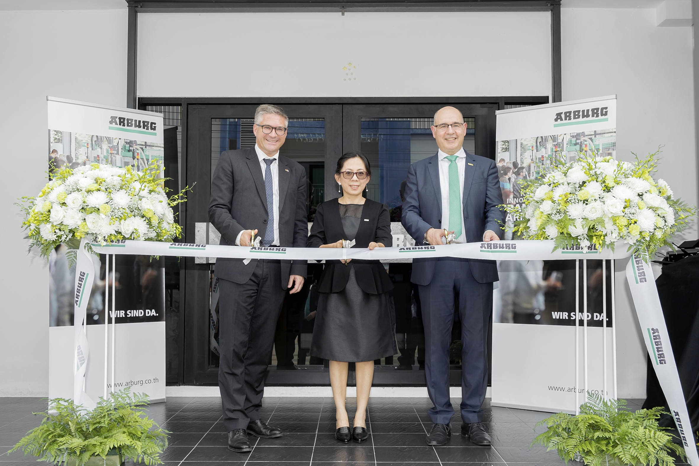 Inauguration of the new Arburg premises. From right: Andrea Carta, Ratree Boonsay and Dr Alexander Raubold, counsellor economic and commercial affairs of the German embassy in Bangkok. (Photo courtesy Arburg.)