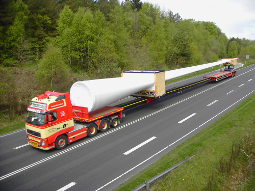 The Godlhofer trailer can transport wind turbine blades up to 62 m in length.