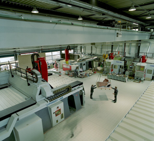 The air-conditioned milling hall at the Bertrandt technical department in Ehningen is kept at a constant 21°C.