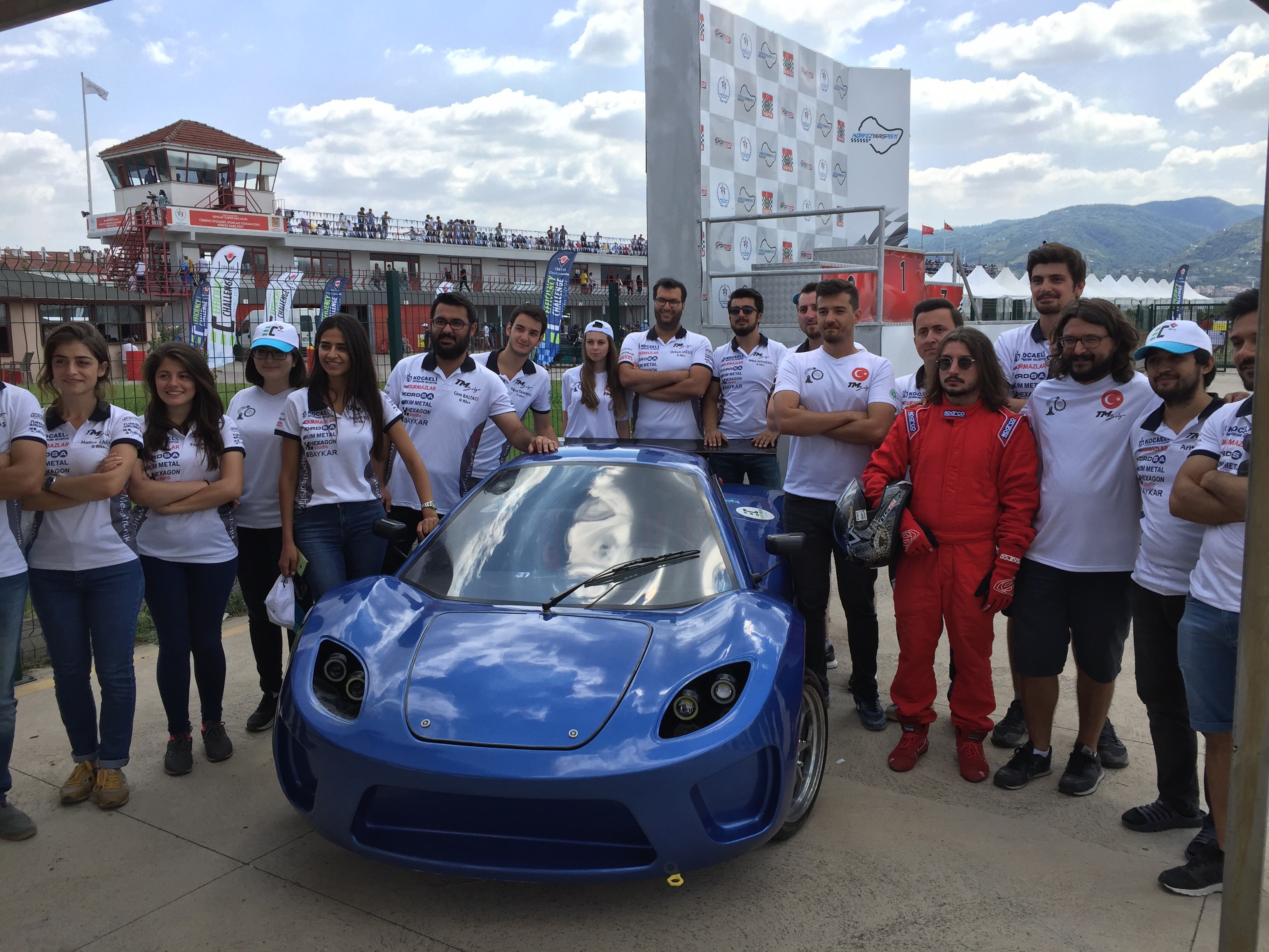 The Türk Mekatronik team with the winning EV.