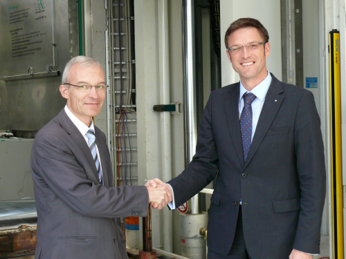 Christophe Aufrère, Vice President Technology Strategy of Faurecia (left), and Prof. Dr. Frank Henning, Deputy Director of the Fraunhofer ICT (right).