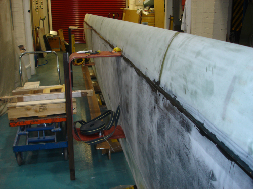 For an aerodynamically smooth sail surface, all adhesive joint gaps were filled with a body filler and made smooth using a circular sander prior to painting.