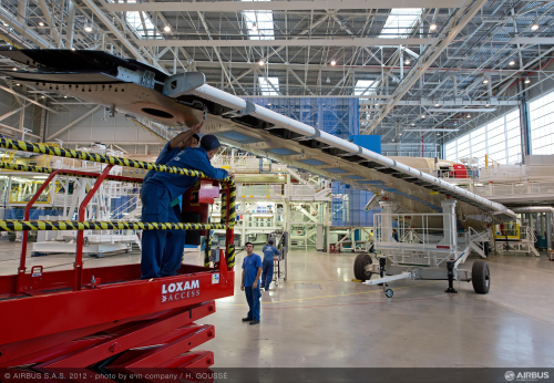 The A350 XWB wing covers are 32 m long by 6 m wide, which Airbus claims makes them the biggest single civil aviation parts made from carbon fibre composite material. (Picture © Airbus S.A.S 2012. Photo by H. Goussé.)