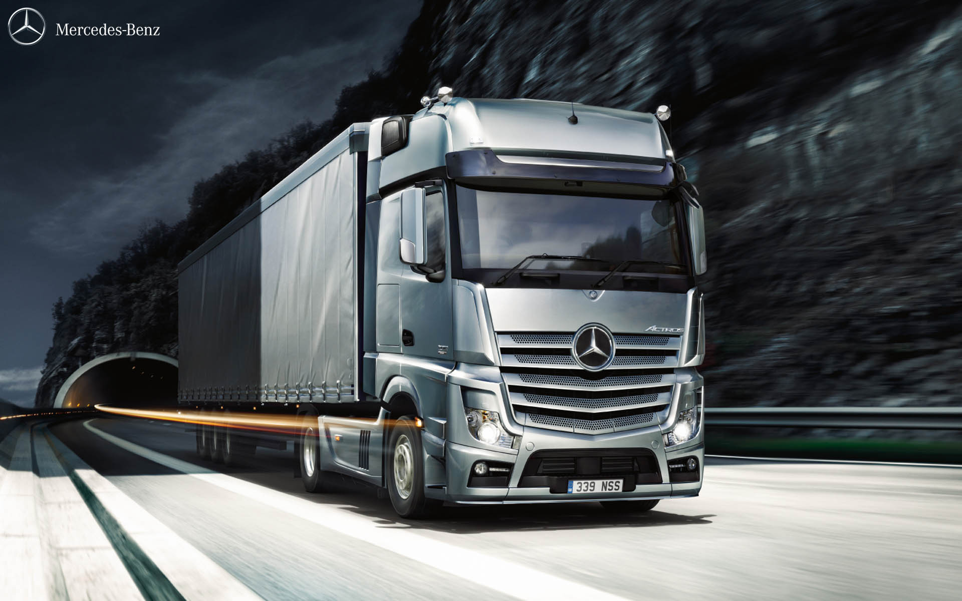 The two air filter carriers will be installed in the Mercedes-Benz Actros starting early in 2017.