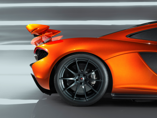 The large rear wing can extend rearwards by up to 300 mm on a racetrack, and by up to 120 mm on the road. The pitch of the rear wing can increase by up to 29°.