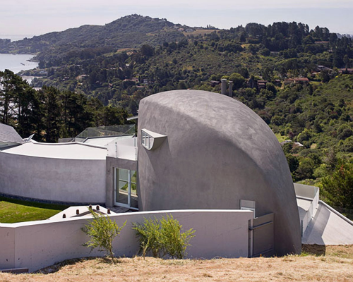 Kreysler’s award-winning California Bay House is a monocoque structure consisting of nine custom-moulded, fire-retardant FRP sandwich panels.