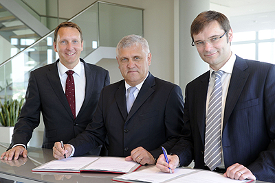 From left to right:. From left to right:. Stefan Thiele, EnBW Erneuerbare Energien GmbH CEO; Dr. Hans-Josef Zimmer, EnBW Chief Technical Officer; Dr. René Umlauft, Chief Executive Officer, Renewables Energy Division, Energy Sector, Siemens AG.