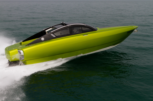 The Revolver 42 has a dry weight of only 7500 kg and is capable of speeds of up to 68 knots.
