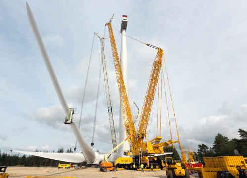 Installation of the new 154 m rotor for the 6 MW offshore wind turbine in Østerild, Denmark. The direct-drive wind turbine is equipped with the world’s longest rotor blades – each blade measures 75 m in length.