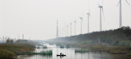 China Longyuan Power Group is one of the known bidders in the 1GW tender for four offshore pilot projects totalling 1 GW in Jiangsu. It is already China's leading wind devloper (Image shows one of the company's projects – Xioa Yan Kou, completed in 2008 on the coastline of the Yellow Sea at Rudong. The wind farm produces enough power for about 150,000 Chinese households. Turbines were supplied by GE Energy.) (Image courtesy of GWEC/DWEC; Keenpress Publishing/Sisse Brimberg & Cotton Coulson.)