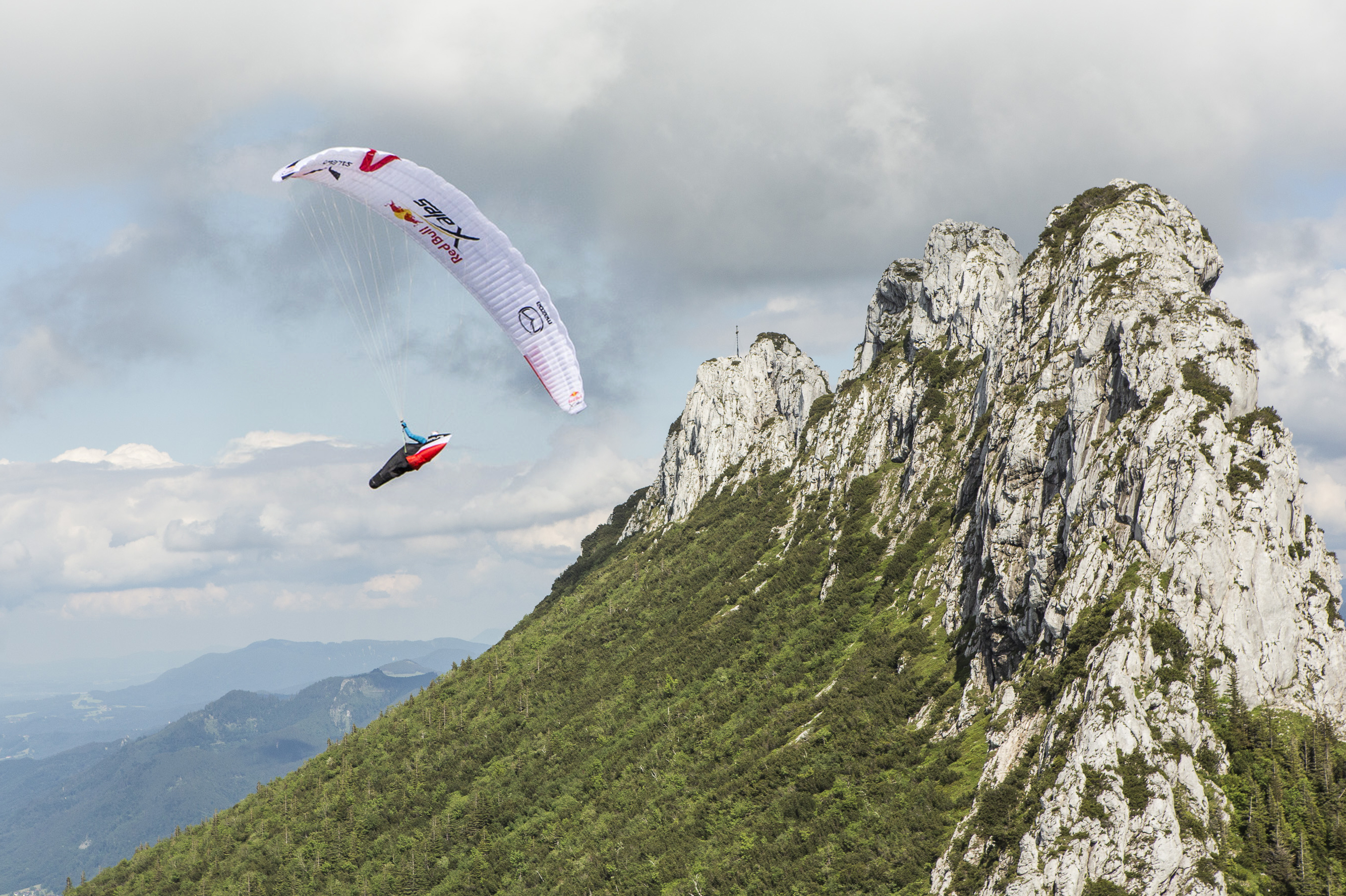 Across the Alps by paraglider and on foot – an extreme challenge both for the athletes and their equipment. Photo courtesy skywalk.