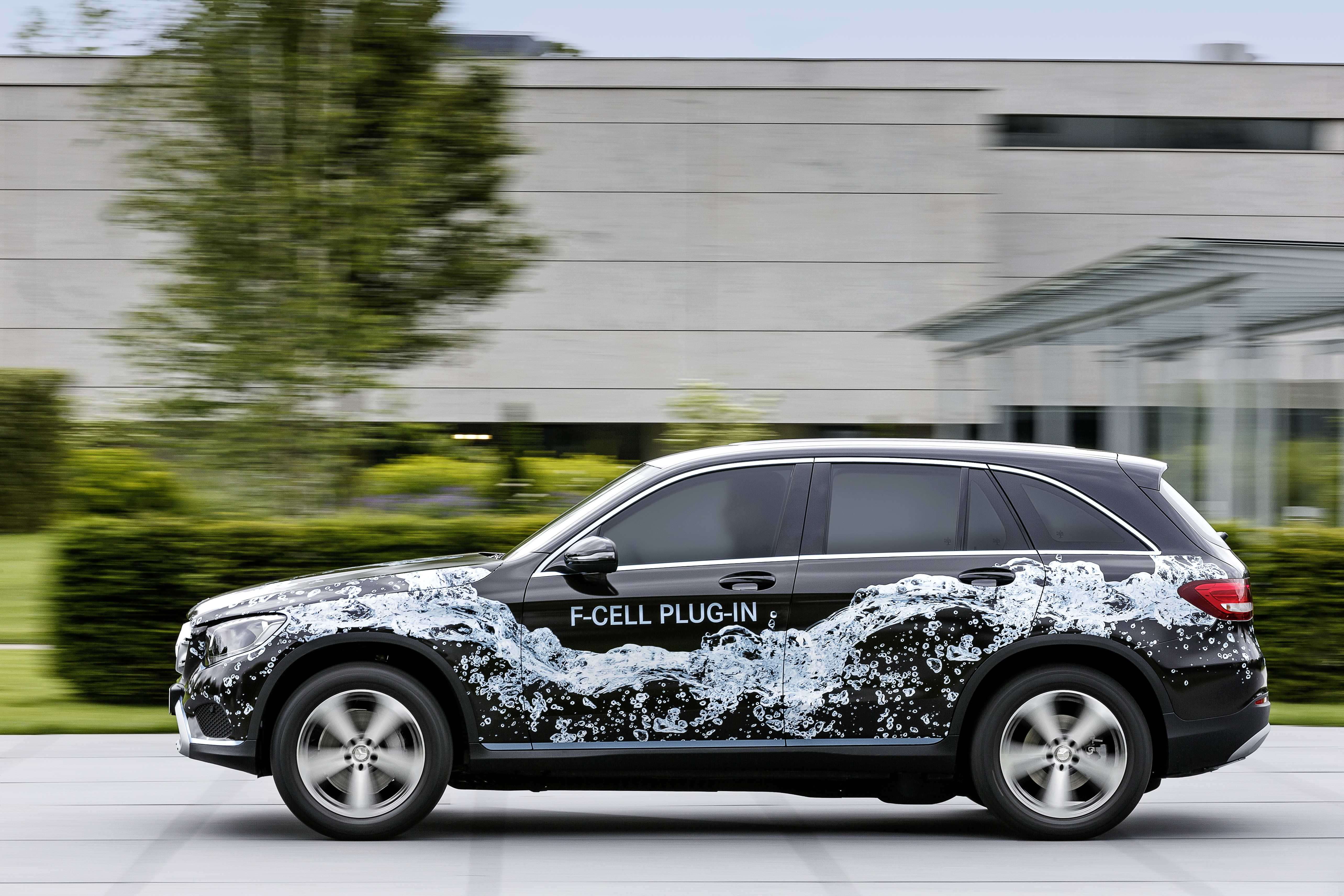 The new Mercedes-Benz GLC F-CELL will be presented in 2017 and features a new generation of cylinders (Type 4).