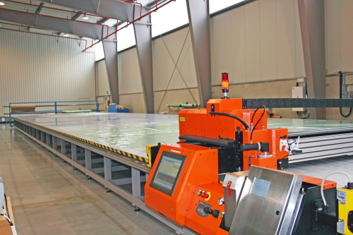 This year Airtech Europe has invested in a ply cutter machine 6 m wide x 36 m long, one of the largest of its kind currently available. It enables the production of custom vacuum bagging materials.