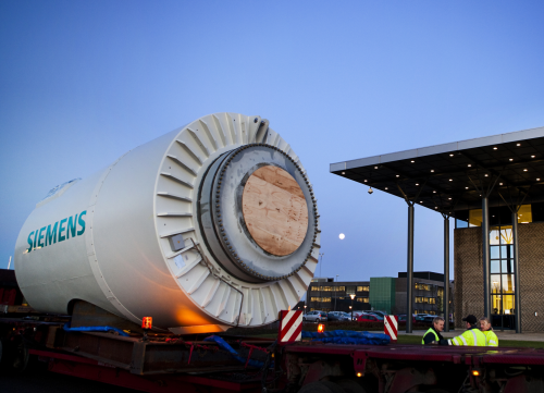Compared to a standard wind turbine with gearboxes it was managed to reduce the number of parts in the SWT -3.0-101 DD by half. This picture shows the nacelle being loaded. Courtesy of Siemens.