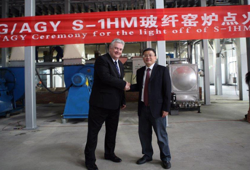 Mr. Drew Walker, President and CEO of AGY (left) shakes hands with Mr. Zhiyao Tang, Chairman and President of CTG/Taishan Fiberglass (right) confirming the launch of S-1 HM™ glass fibre production.