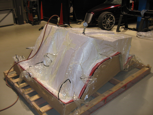 The carbon fibre epoxy composite monocoque cockpit chassis was ‘out of autoclave’ moulded under vacuum from GMS EP270 epoxy pregreg at only 70°C.