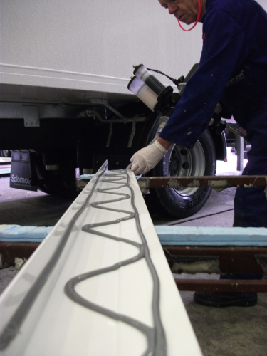 Solomon Commercials Ltd, a UK manufacturer of refrigerated vehicle bodies, is using Scott Bader’s Crestabond M1-30 methacrylate structural adhesive to bond aluminium sections to GRP panels.